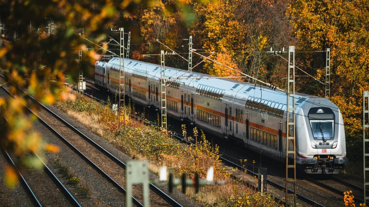 Almanya’da tren hattında kriz! Yüzlerce yolcu tahliye edildi