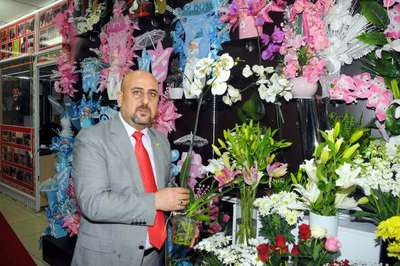 Avrupalı çiçeği hediye ediyor, Türkler düğüne gönderiyor