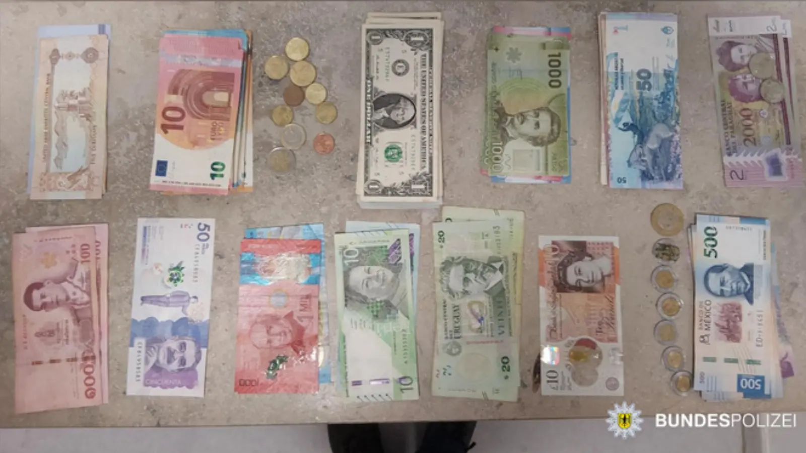 Münih’te unutulan çantadan servet çıktı: 13 farklı para birimi bulundu