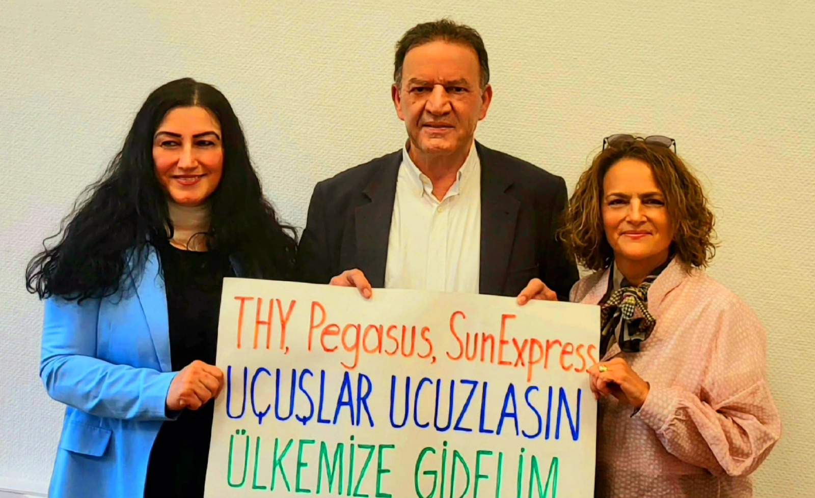 Almanya Seçim Hakkı Girişimi’nden Uçak Biletleri İçin İmza Kampanyası