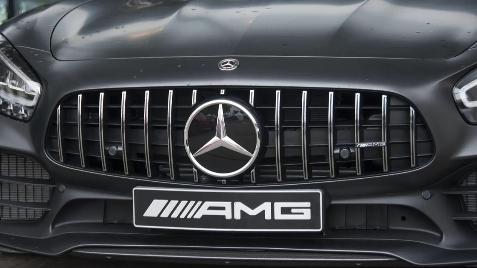 Mercedes-AMG SL 43 alan sürücü 400 kilometrede motor arızasıyla karşılaştı