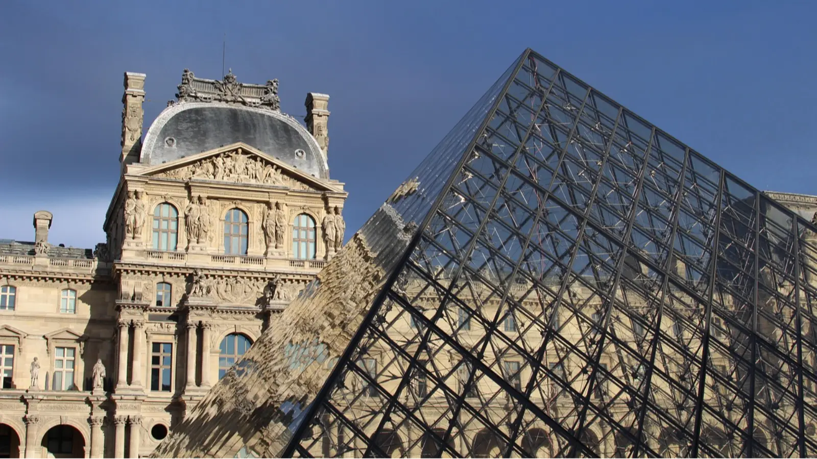 Paris'te aşırı sıcaklar turistik noktaların çalışma saatlerini değiştirdi