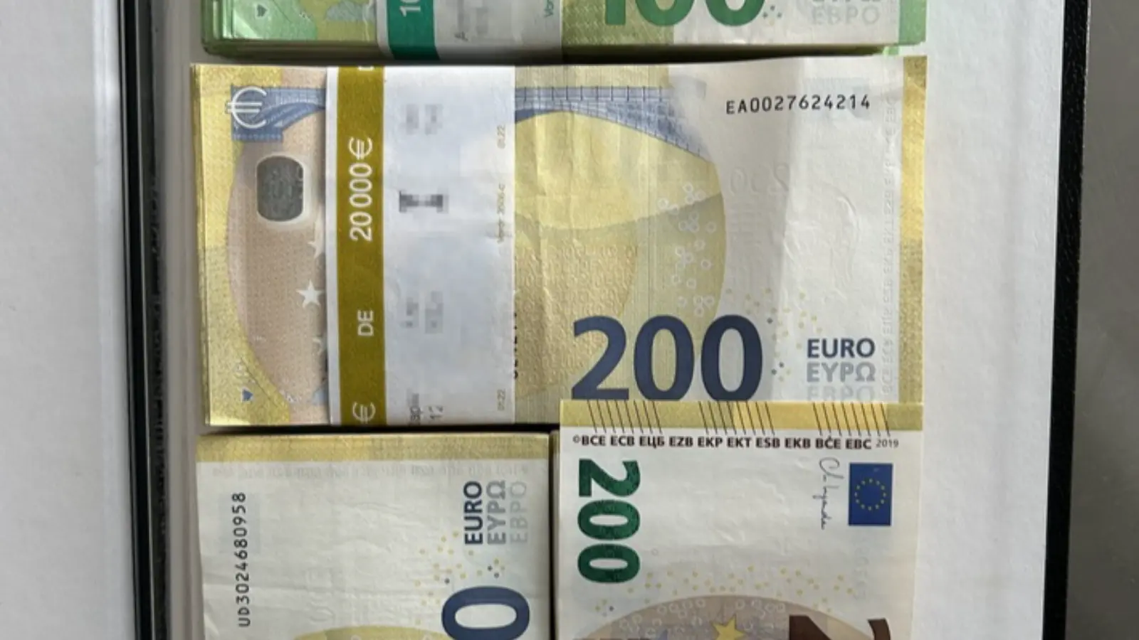 Stuttgart Havalimanı'nda şaşırtıcı yöntem: 70 bin Euroyu içi oyulmuş deftere sakladı