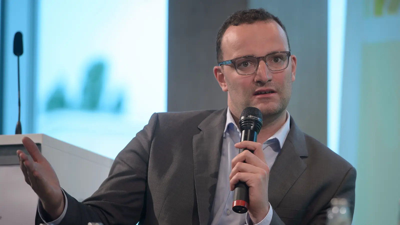 Taşıyıcı anneyle baba olan Alman siyasetçi Spahn tartışmaların odağında