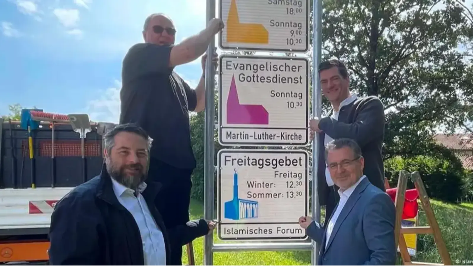 Almanya'da ilk: Şehir tabelasında cuma namazı bilgisi