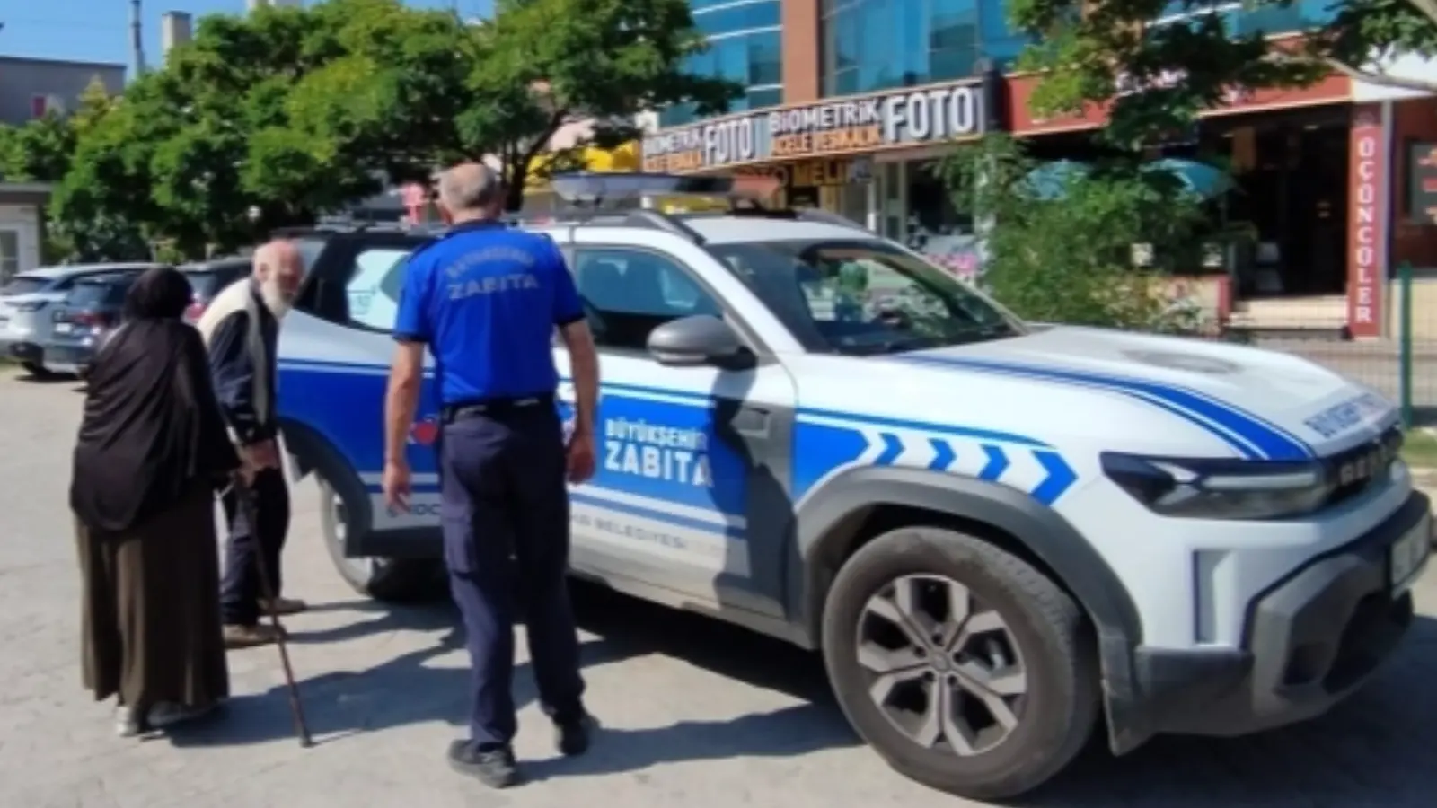 Gurbetçi yaşlı çiftin yardımına Kocaeli zabıtası yetişti