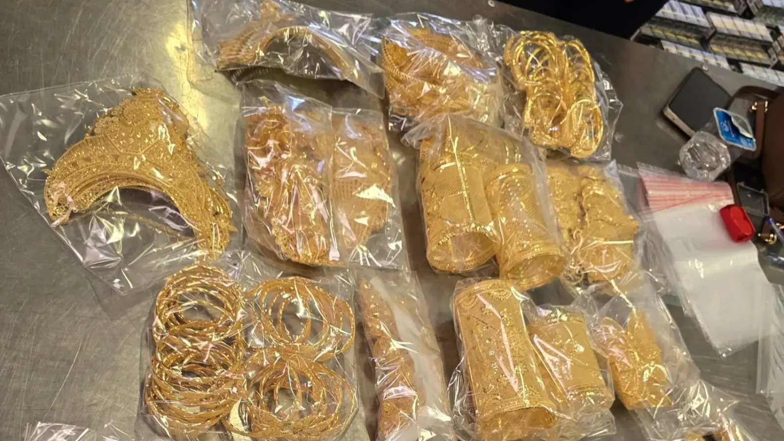 Aracın her yerinden altın çıktı! Kapıkule Sınır Kapısı'nda yaklaşık 6 kilo altın ele geçirildi