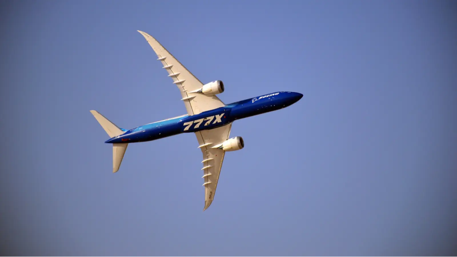 Münih Havalimanı'nda korkutan anlar Boeing pistin sonunu aşarak havalandı