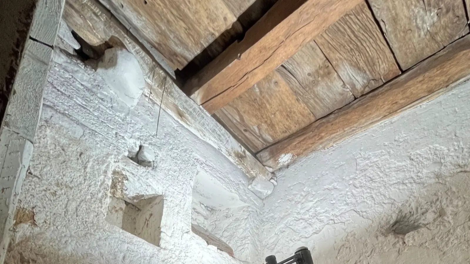 Baden-Württemberg’de 780 yıllık mahzende şaşırtan keşif! Tavandan Orta Çağ gemisi çıktı