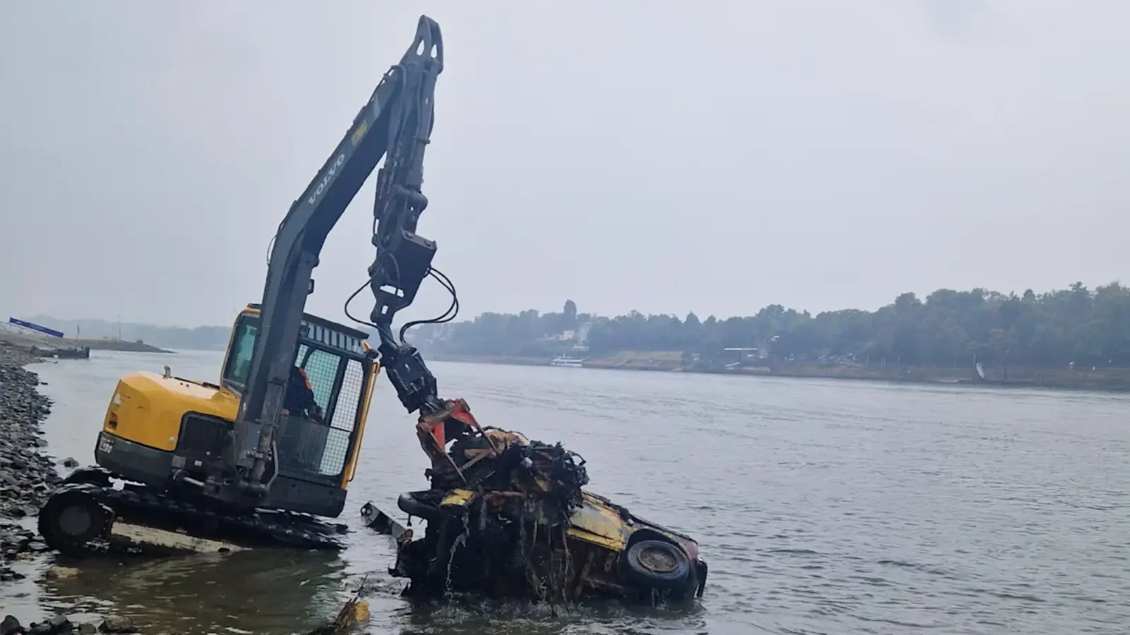 Bonn'da esrarengiz keşif: Ren Nehri'nden çıkarılan Fiat'ın yanında kemikler bulundu