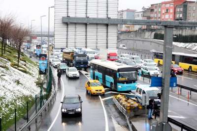 Okmeydanı'nda şüpheli pankarta bağlı kutu, D-100 karayolunu trafiğe kapattırdı