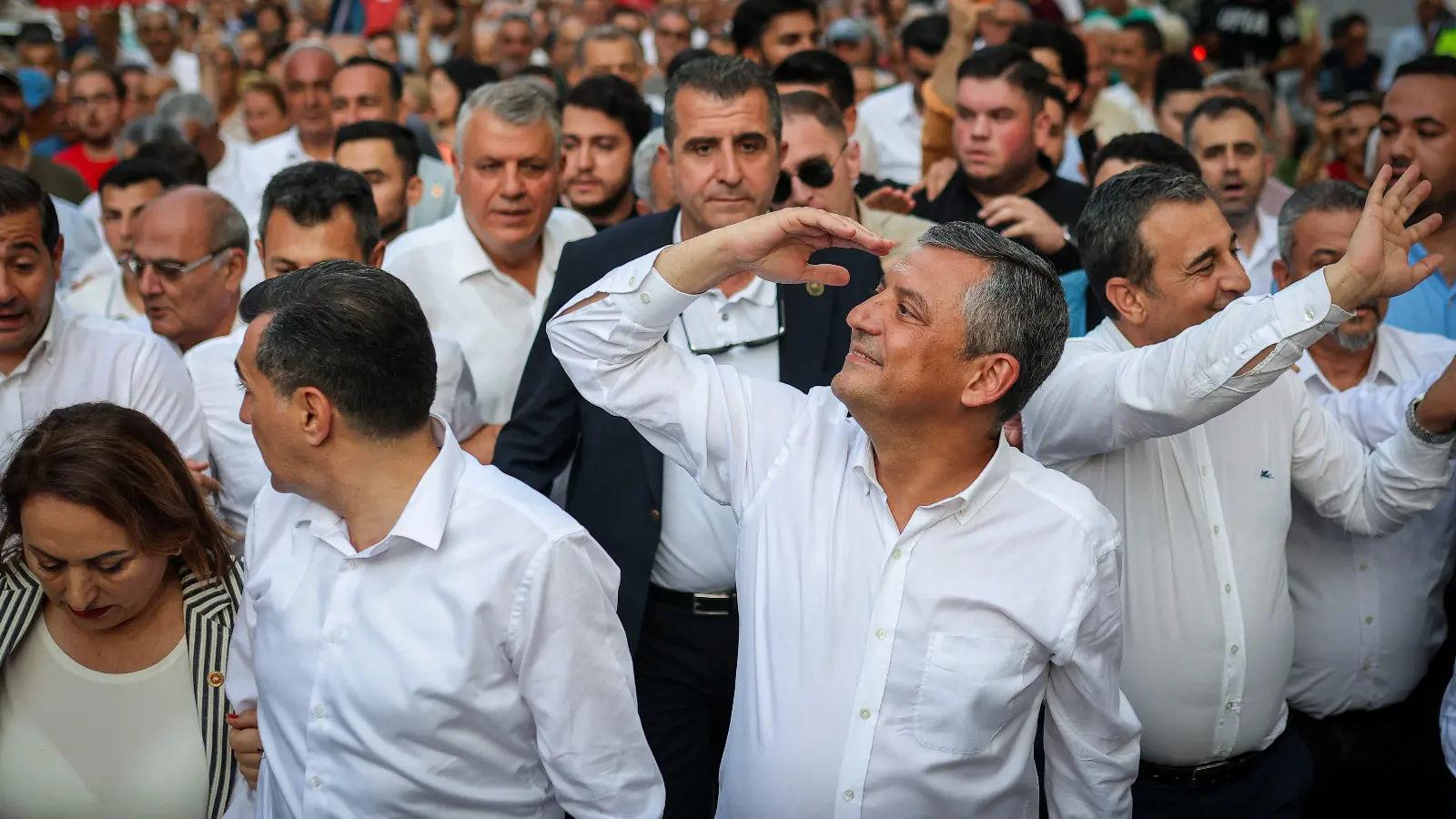 Özgür Özel Alman WELT'e yazdı... Almanya ve Avrupa'ya seslendi