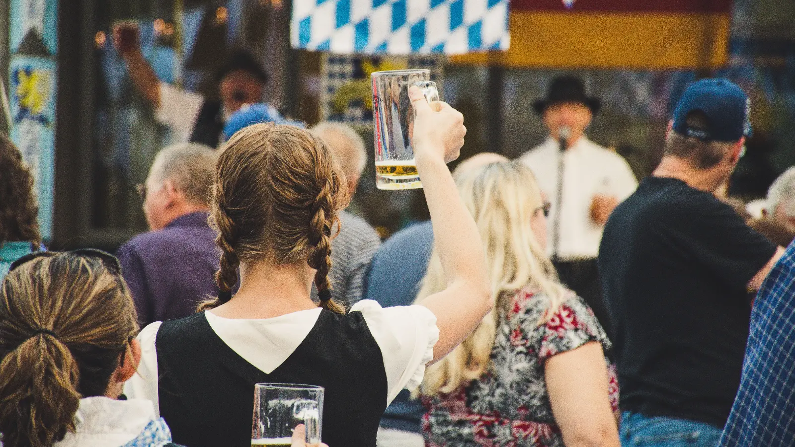 Oktoberfest'te büyük skandal: Kadınların gizlice çekilen görüntüleriyle para kazanmışlar!