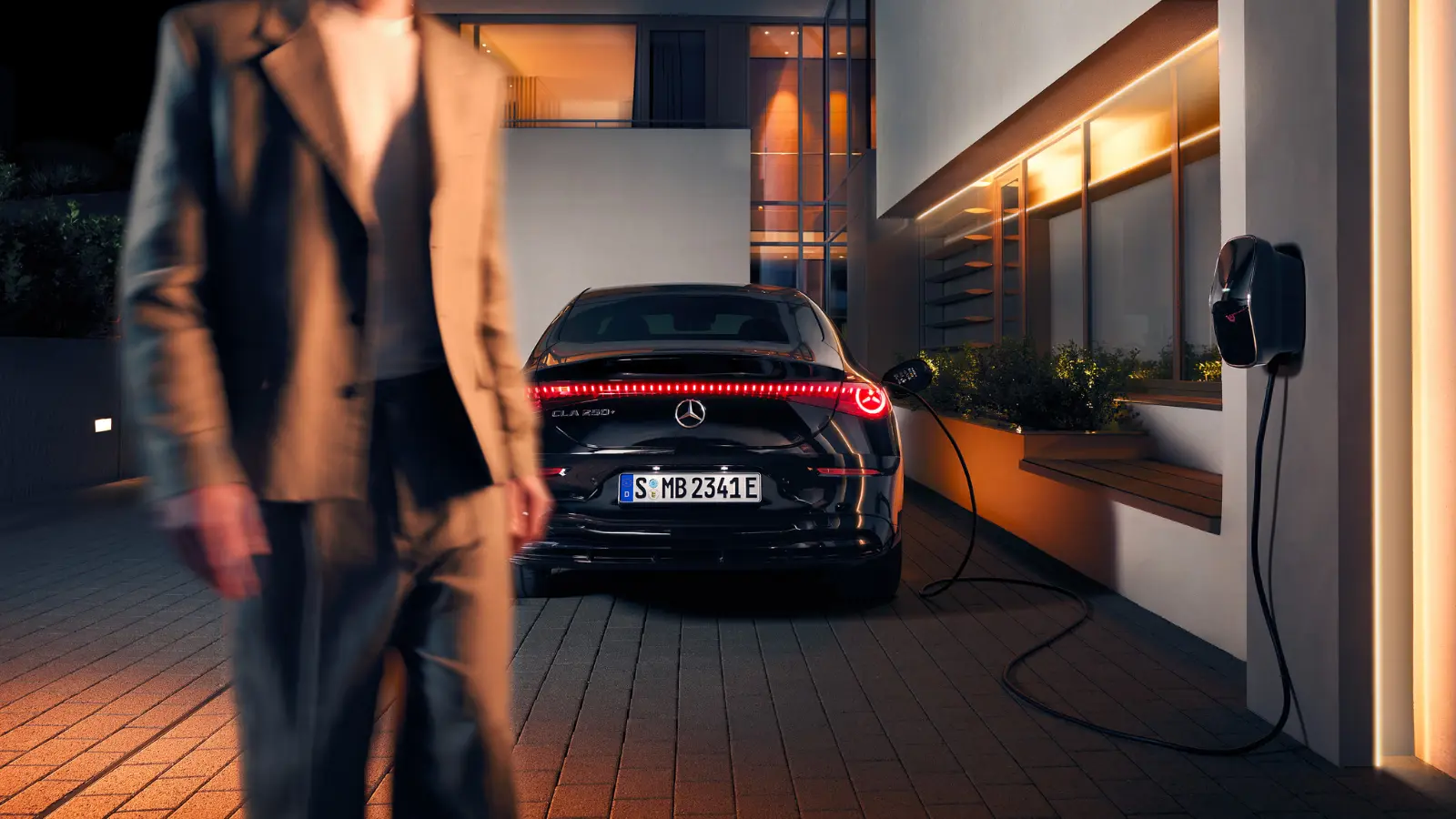 Mercedes'ten yeni sistem: Otomobilini şarja bağlayan para kazanacak