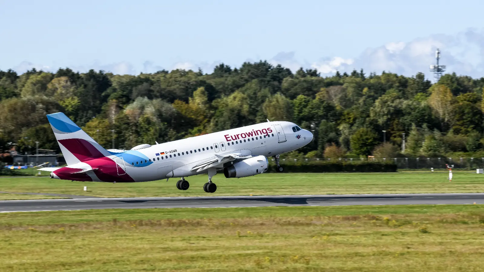 Düsseldorf'a inen Eurowings uçağında sağlık alarmı: 212 yolcudan 3'ü hastaneye kaldırıldı!