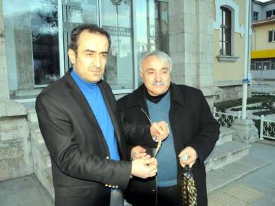 Kaldırımda bulunan kolye sahibine ulaştı