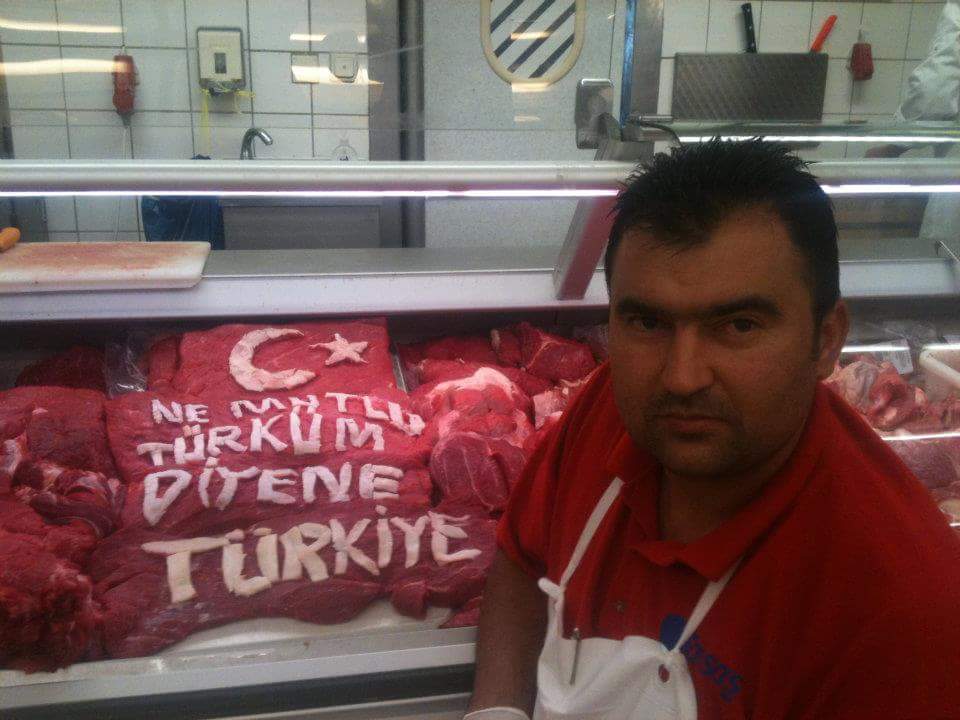 Türk kasaptan teröre bayraklı tepki