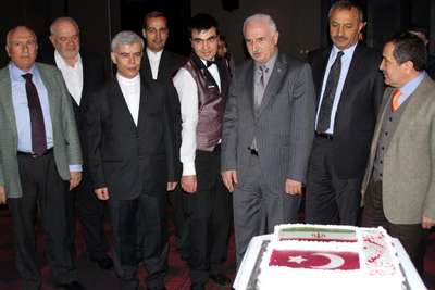 Erzurum'da İran devriminin 36'ncı yılı için pasta