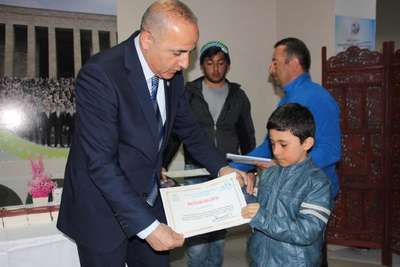 Kayak eğitim alan 160 öğrenciye katılım belgeleri verildi.