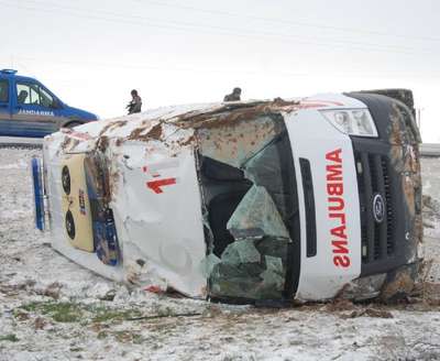 Kazaya giden ambulans şarampole devrildi: 3 yaralı