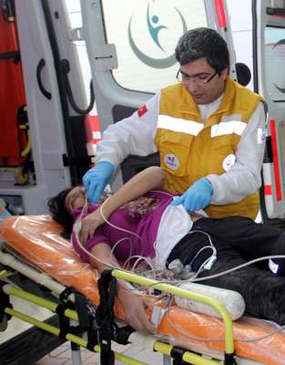 Sokakta bayılan, hastanede kalbi duran kadın yaşama döndürüldü