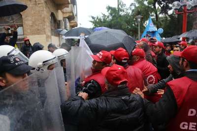 Mersin'de belediyeden atılan taşeron işçilerine biber gazlı müdahale