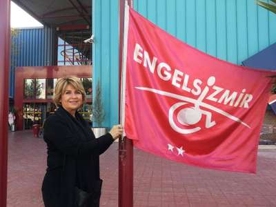 'KIRMIZI BAYRAK' İZMİR'DE ENGELLİLERİN HAYATINI KOLAYLAŞTIYOR