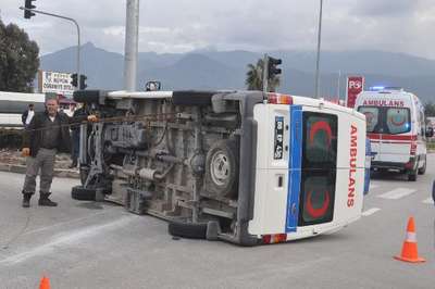Hasta taşıyan ambulans otomobille çarpıştı: 5 yaralı