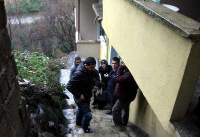 Ereğli'de 4'üncü kattan atlayan kadın ağır yaralandı