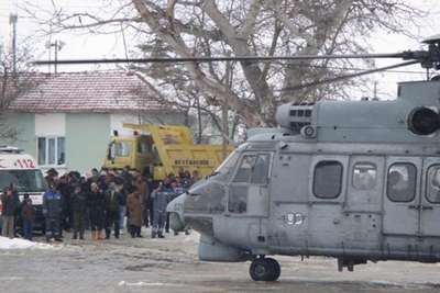 Ambulans kara saplanınca 2 hamile kadın askeri helikopterle hastaneye götürüldü
