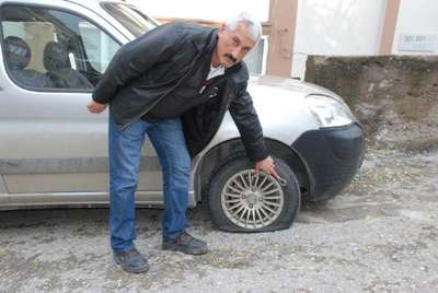 YILBAŞI GECESİ DÖRT OTOMOBİLİN LASTİĞİNİ ŞİŞLEDİLER