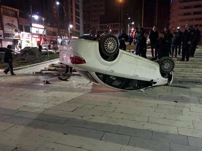Elazığ'da takla atan otomobilde bira şişeleri