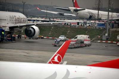 Yolcu rahatsızlanınca Emirates uçağı acin iniş yaptı