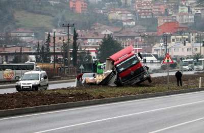 Dorsedeki yükü kayan TIR yan yattı