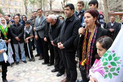 HDP İlçe Başkan Yardımcısı Öcalan rozeti taktı