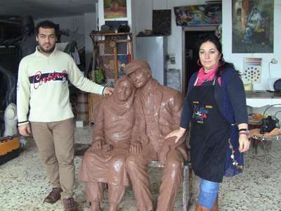 Yaşlı sevgililer heykeli