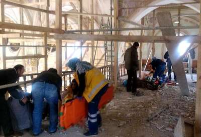 Camide tahta iskele çöktü: 2 yaralı