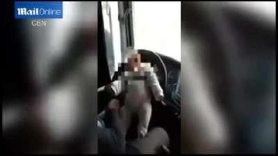 Bebeğini direksiyona bağlayarak araç kullanan baba infial yarattı
