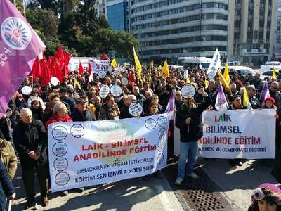 İzmir'de  'boykot yürüyüşü' gerginliği