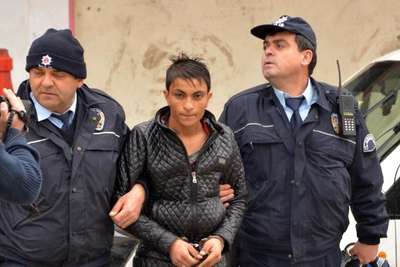 Polisi görünce attığı çantadan 50 bin lira çıktı