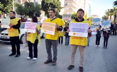 Antalya'da öğretmenler 'laik ve bilimsel eğitim' için yürüdü