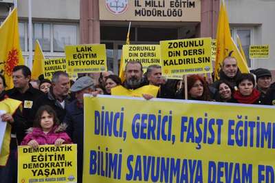 Manisa'da öğretmenler okula gitmedi, eylem yaptı