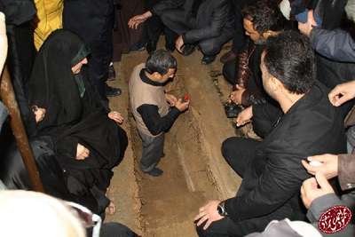 Ahmedinejad annesinin mezarında yattı