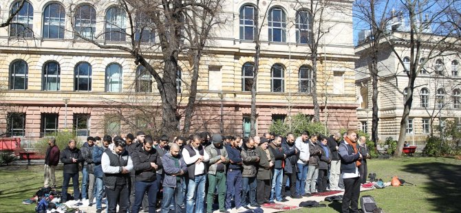 Berlin Üniversitesi bahçesinde cuma namazı