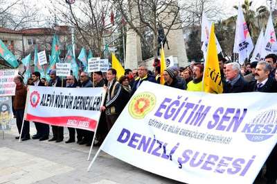 Denizli'de okulu boykot eden öğretmenler yürüdü