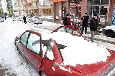 Çatıdan düşen kar kütlesi otomobili hurdaya çevirdi