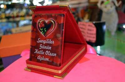 Sevgililer Günü'ne özel plaket