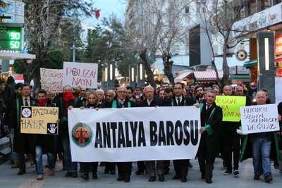 Avukatlar İç Güvenlik Yasa Tasarısı'na karşı yürüdü