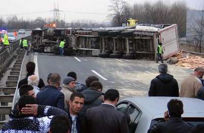 TEM'in Arifiye geçişinde TIR devrildi, Ankara yönü 1.5 saat ulasıma kapandı