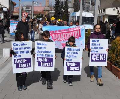 Uşak'ta hükümetin eğitim politikaları yürüyüşle protesto edildi